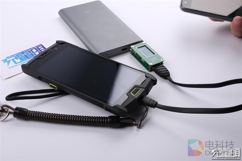 硬汉子：顺丰三防手机图赏、充电测试