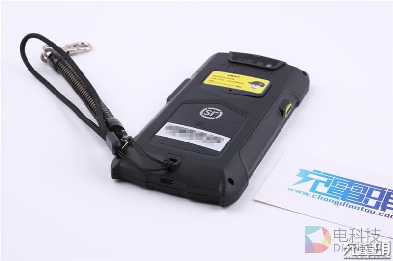 硬汉子：顺丰三防手机图赏、充电测试