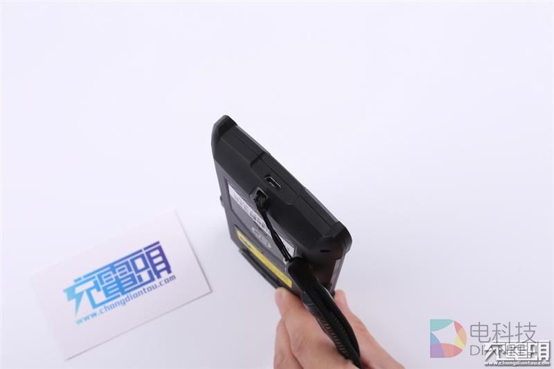 硬汉子：顺丰三防手机图赏、充电测试