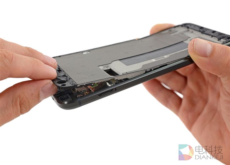 谷歌Pixel XL完全拆解：屏幕一下就废了&hellip;&hellip;