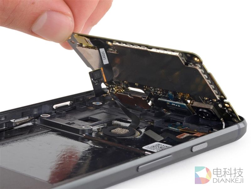 谷歌Pixel XL完全拆解：屏幕一下就废了&hellip;&hellip;
