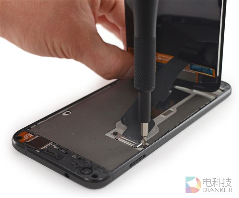 谷歌Pixel XL完全拆解：屏幕一下就废了&hellip;&hellip;