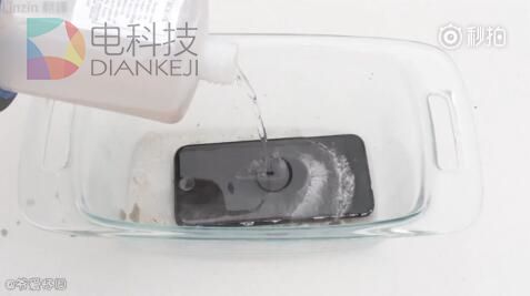 当iPhone 7遇到世界最强酸会怎样?结局意外