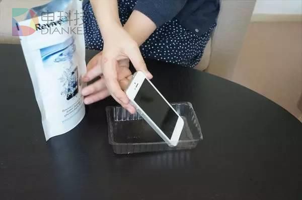 手机进水不用怕 7分钟就能自我修复