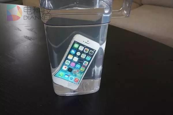 旧款iPhone进水不用怕 7分钟就能自我修复