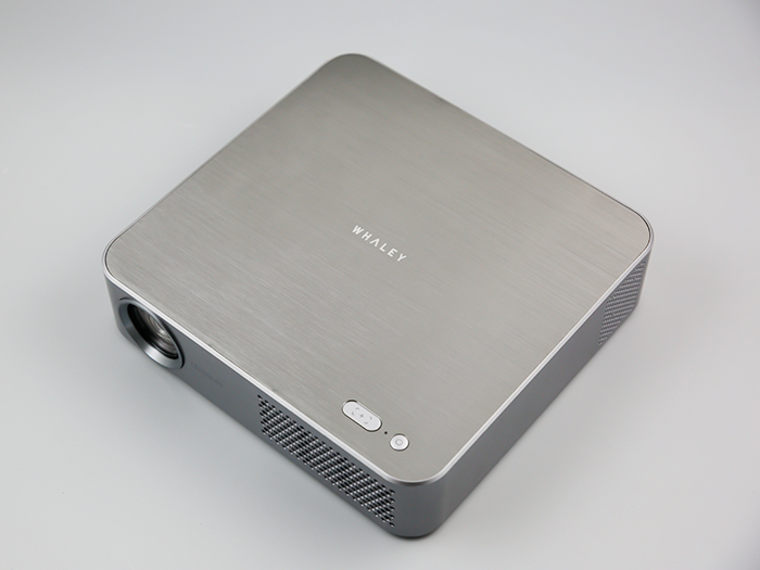 微鲸智能投影F1体验：以入门级电视的售价 推动客厅娱乐再升级