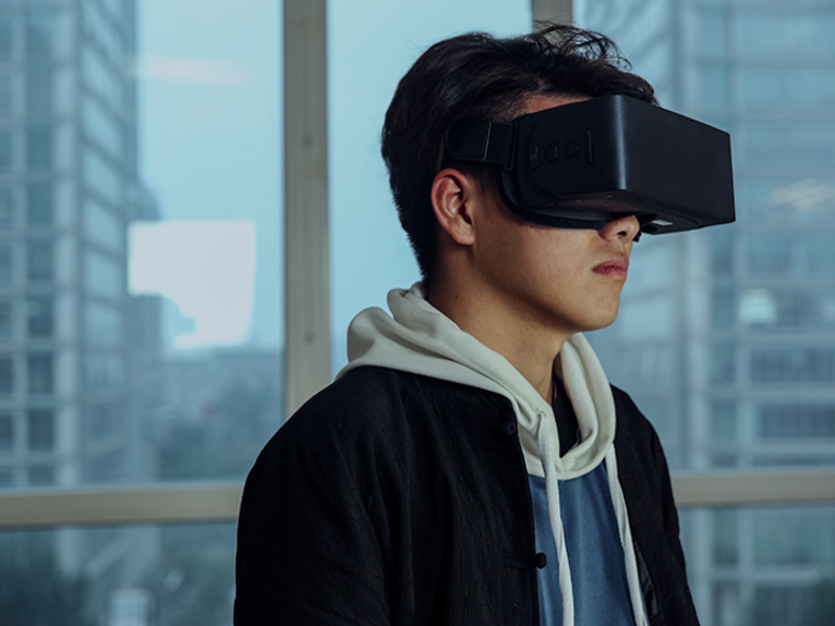 爱奇艺i71VR一体机体验：无需手机 带上它你就能现场观看《中国有嘻哈》