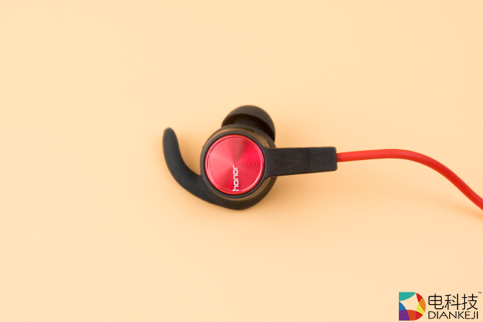 荣耀XSport耳机：鲨鱼鳍设计，强劲防水长续航为运动助燃