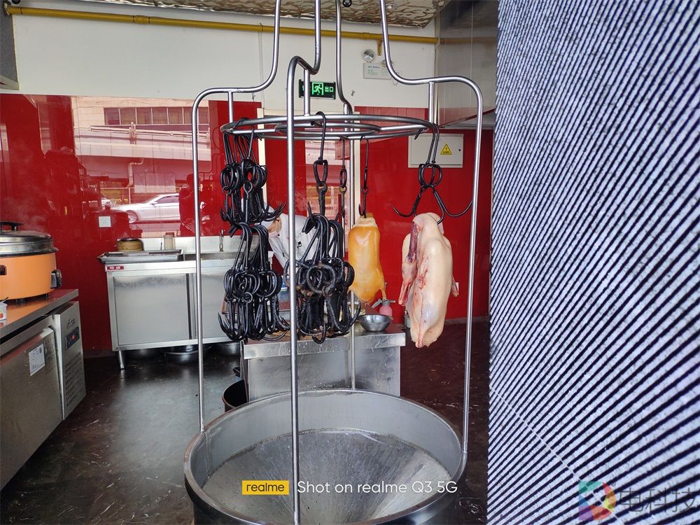 realme真我Q3样张