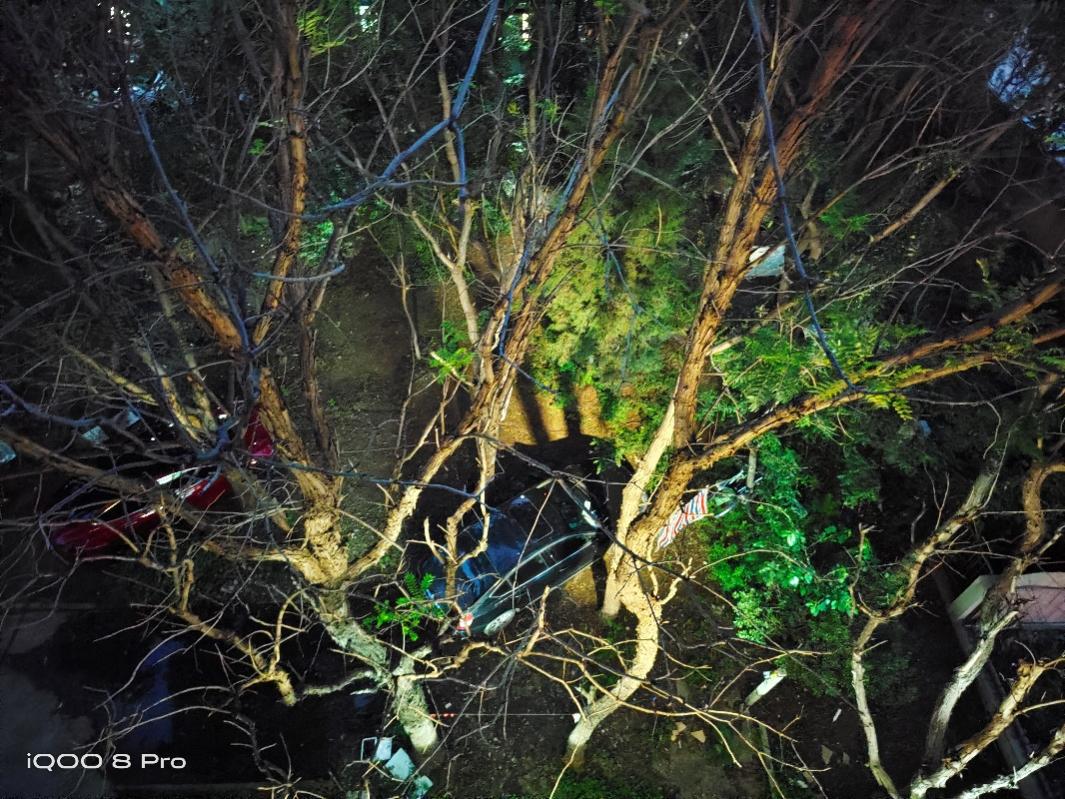 iQOO 8 Pro:从全能进化到旗舰,横跨游戏、Vlog两界,堪称全民机皇