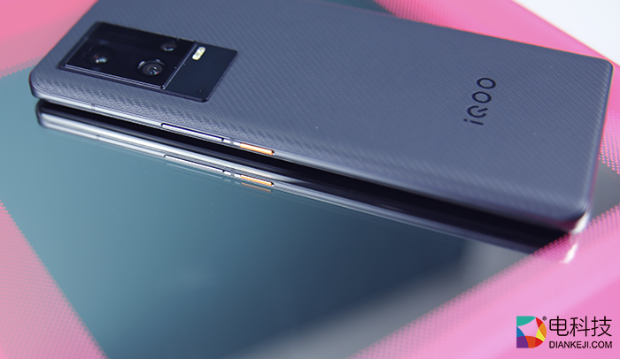 iQOO 8 Pro:从全能进化到旗舰,横跨游戏、Vlog两界,堪称全民机皇