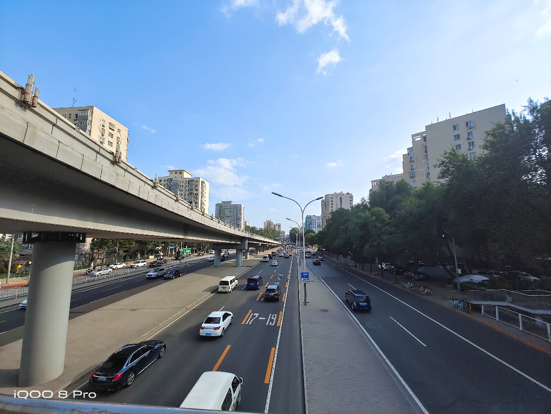 iQOO 8 Pro:从全能进化到旗舰,横跨游戏、Vlog两界,堪称全民机皇