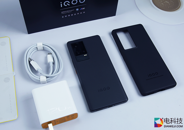 iQOO 8 Pro:从全能进化到旗舰,横跨游戏、Vlog两界,堪称全民机皇