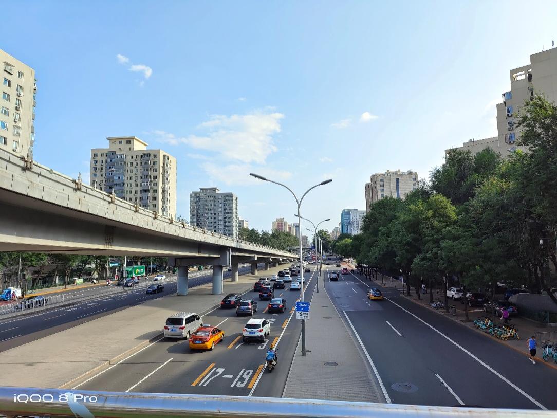 iQOO 8 Pro:从全能进化到旗舰,横跨游戏、Vlog两界,堪称全民机皇