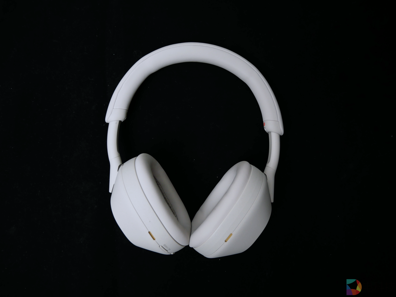 双芯降噪、轻装上阵，索尼 WH-1000XM5 定义降噪新标杆