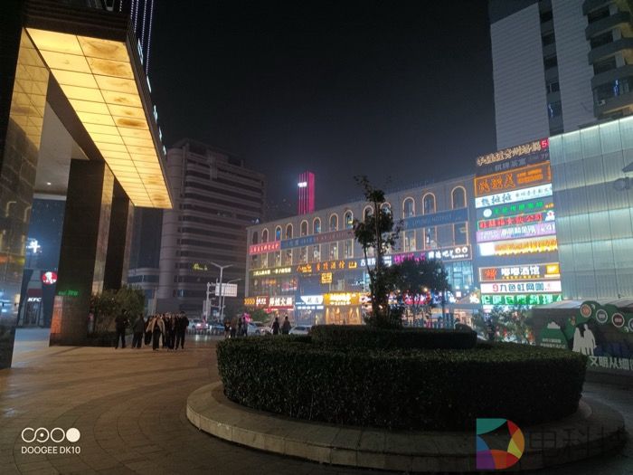 夜晚的城市街道描述已自动生成