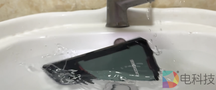 盘子里放着蛋糕中度可信度描述已自动生成