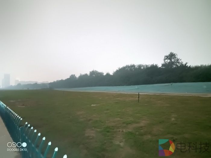 河边的草地上描述已自动生成