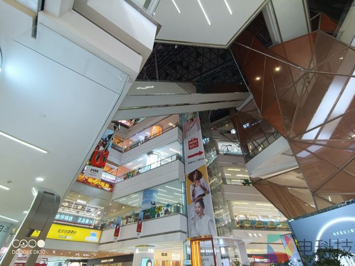 图片包含 室内, 桌子, 电脑, 办公室描述已自动生成