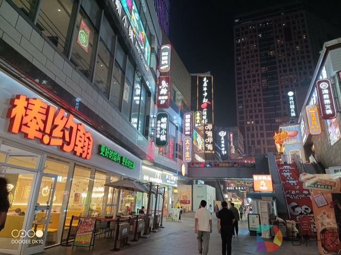 街道边的商店橱窗描述已自动生成