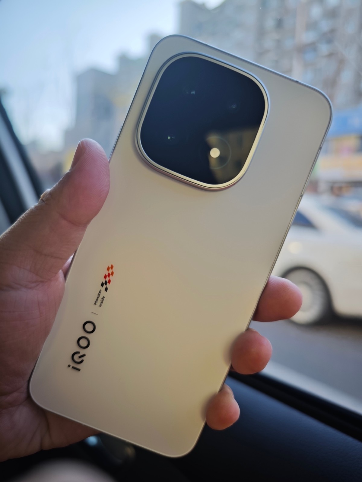 iQOO 15手机评测：选对的方向，做对的产品，《王者荣耀》玩家们的最佳拍档