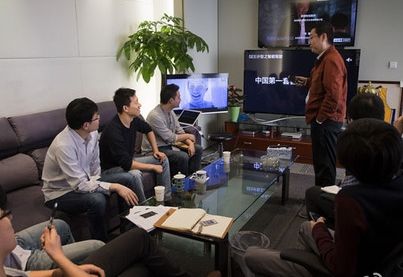 乐视董事长贾跃亭（左三）参加乐视内部会议。据梁军微博