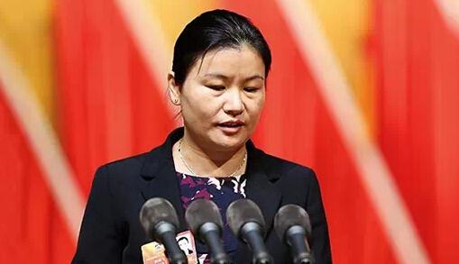 多亏了苹果和三星，她要成中国女首富了