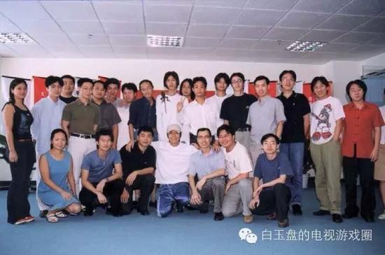 周星驰与大话西游研发团队的合影