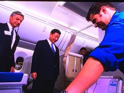 习近平进入波音787驾驶室 在微软总部戴3D眼镜