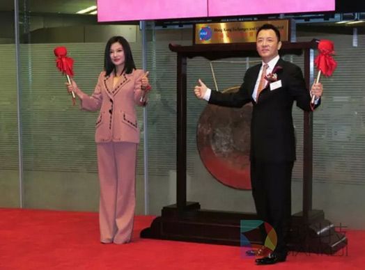 配图赵薇(赵薇为中国创意上市敲钟)