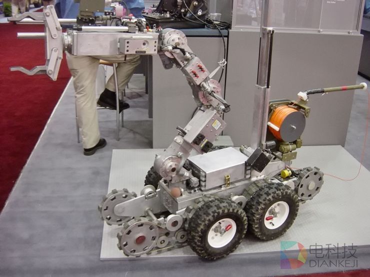 美国机器人警察 成功从暴力犯手中偷走手枪