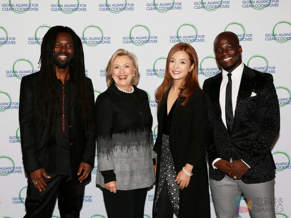 查了一堆资料，想搞搞清楚：赵薇女士到底有没有资助希拉里竞选？