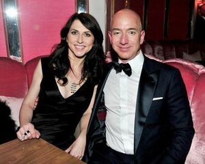 贝索斯前妻麦肯齐·贝索斯其人：住千万豪宅，开本田汽车