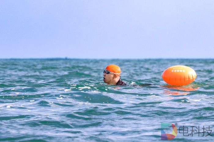 用时2小时36分！张朝阳蛙泳成功横渡威海海湾