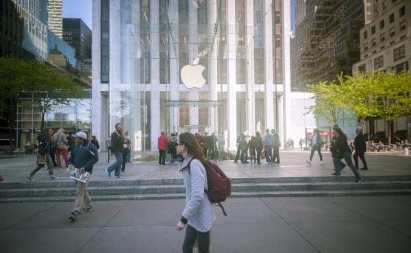 巴菲特10亿美元抄底，苹果股价怒涨3.71%