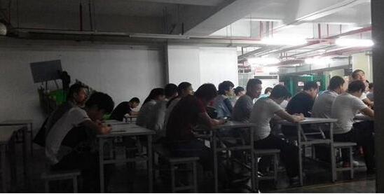 揭苹果中国血汗工厂：每月加班109小时 没假期