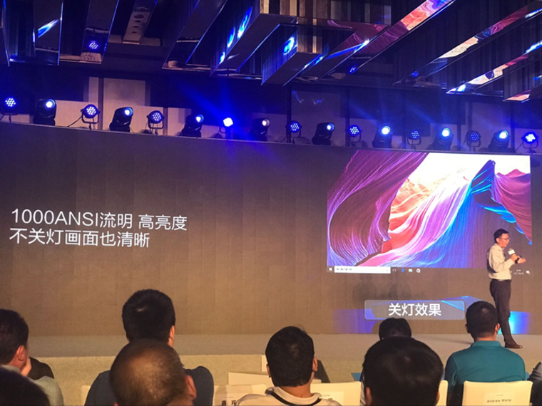 这不仅是台1000 ANSI流明亮度的智能投影 还是一部内置14nm处理器的PC