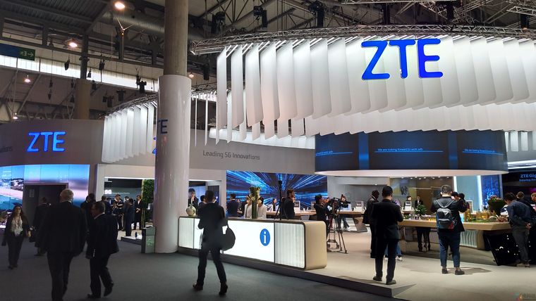 中兴港股复牌报16港元，较停盘前下跌37.5%