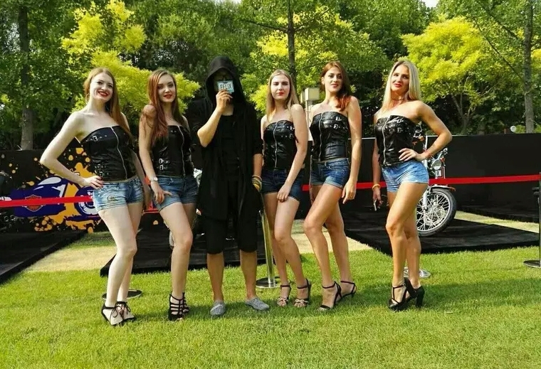 他是外模经纪人，说那些选用外模的民族品牌缺乏自信