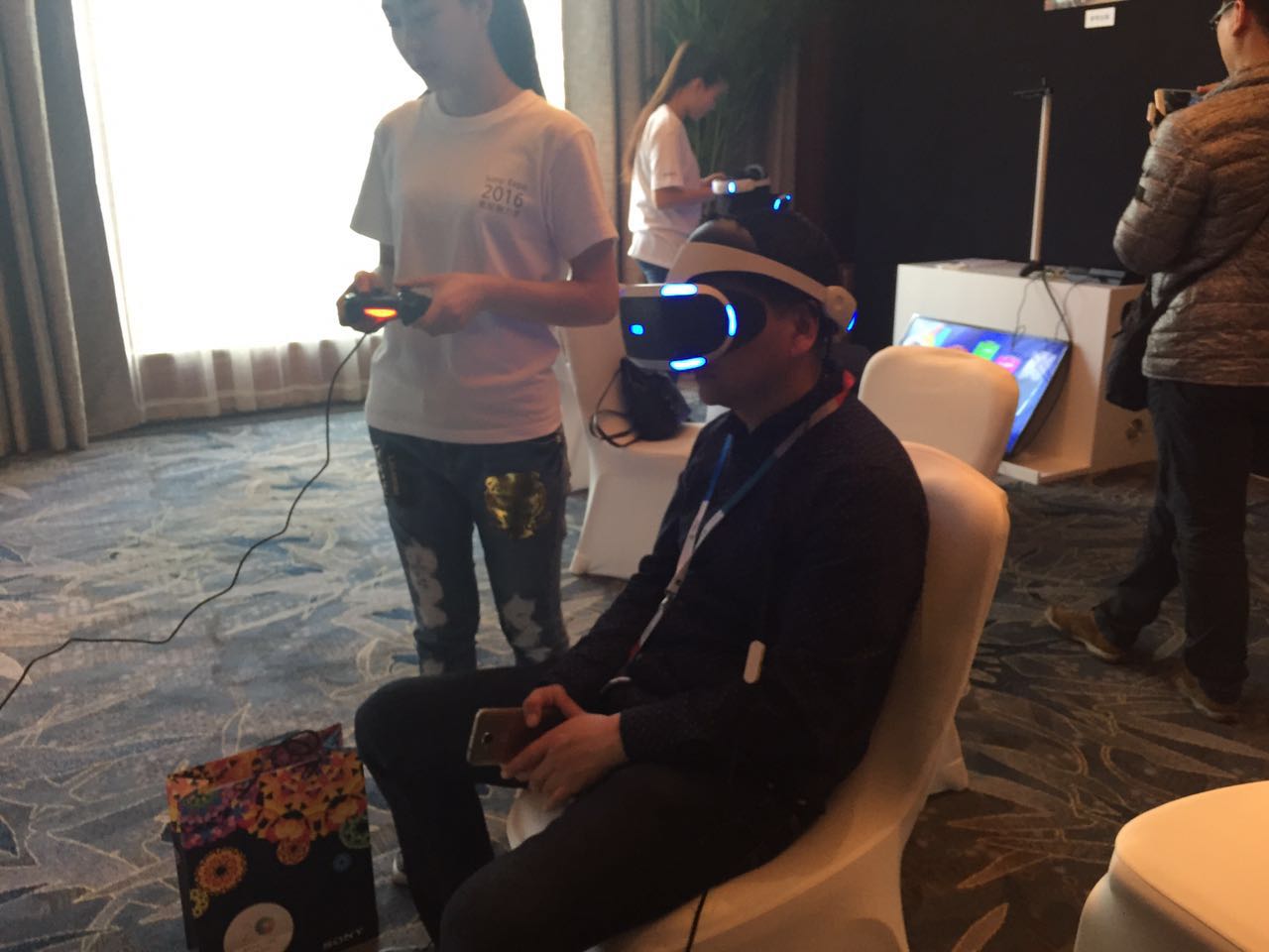 与PSVR的首次亲密接触:闻到了家庭娱乐的味道