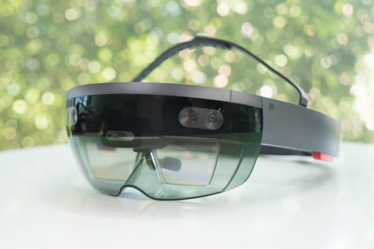 即使没有 VR 头盔 微软也要打赢 VR 这一仗