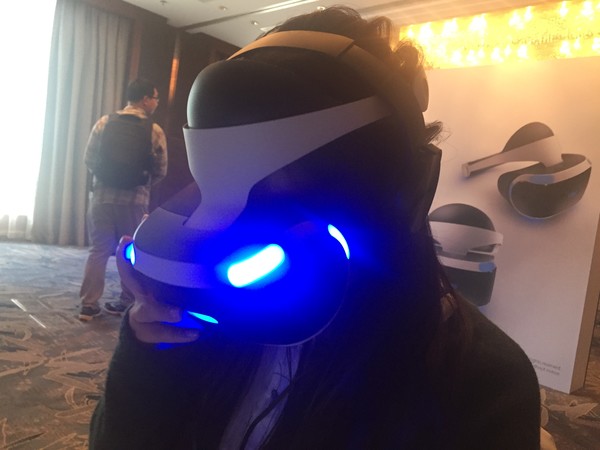 PS VR惊现Bug 玩家玩的开心突遭受“掐电”体验