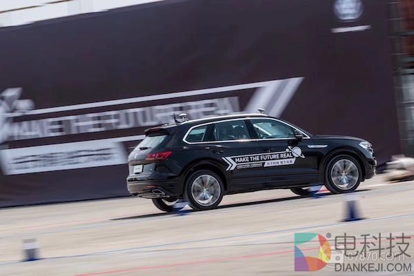 坐着80万的载具玩VR是一种什么样的感受？