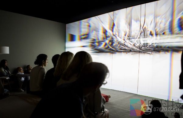 曾为碧昂丝设计舞台，Es Devlin打造了一个灯影交织的沉浸式装置