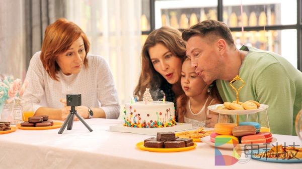 Insta360发布折叠式全景裸眼3D相机EVO