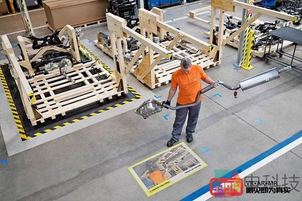 斯柯达应用AR技术保障工人装配零件安全