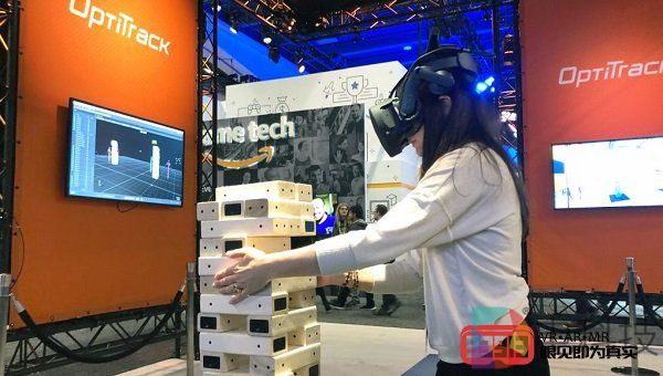配合HTC Vive Pro该跟踪系统让你玩完整的Jenga游戏