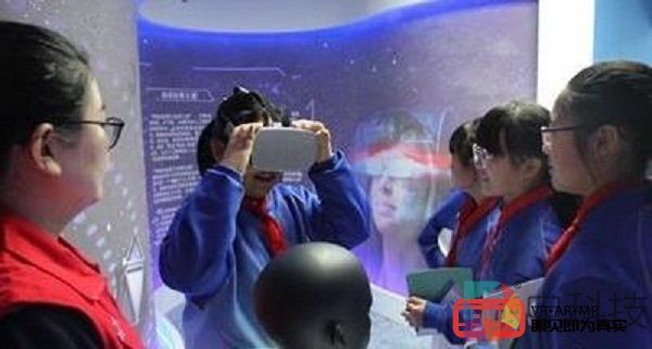 体验VR玩“穿越” 青岛市首家社区科普馆启动