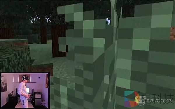 YouTube主播连续玩24小时《我的世界VR》，吃饭睡觉也要与游戏同步