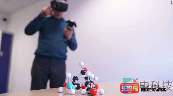 C4X Discovery采用VR技术可视化药物虚拟分子